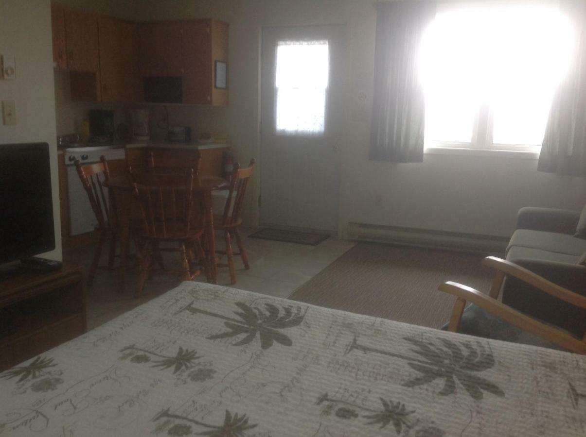 Burton'S Sunset Oasis Motel Bay Saint Lawrence Extérieur photo